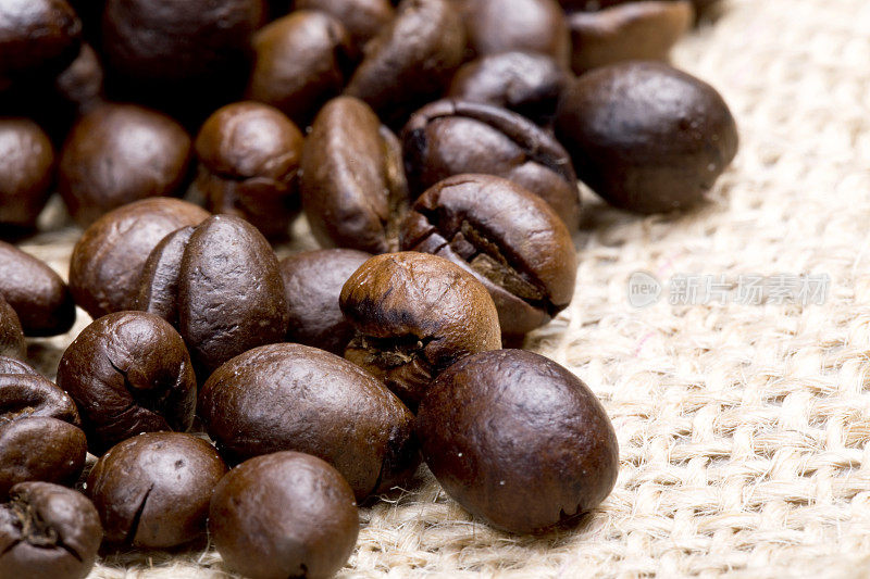 粗麻袋上的棕色咖啡豆
