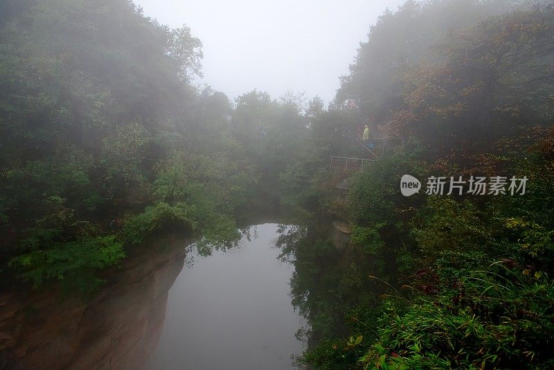 天然石桥在雨中