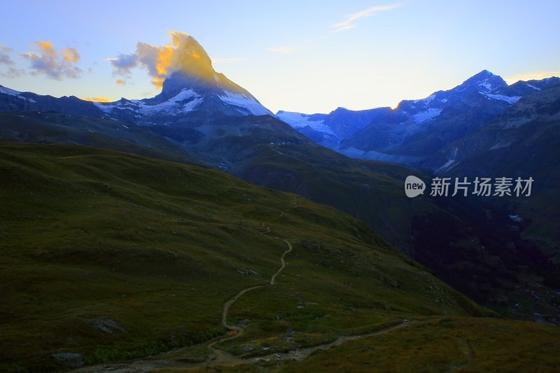 雄伟的马特洪峰:田园诗般的戏剧性日落景观，瑞士阿尔卑斯山