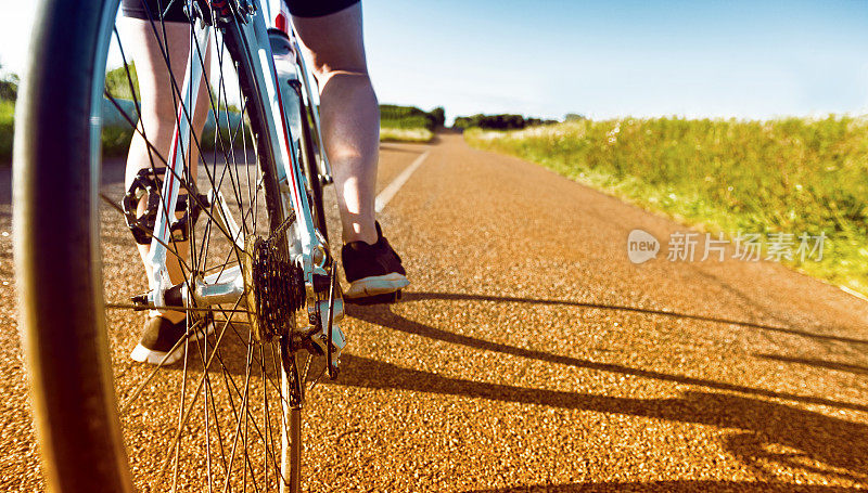 自行车准备在漫长的乡村道路上前进