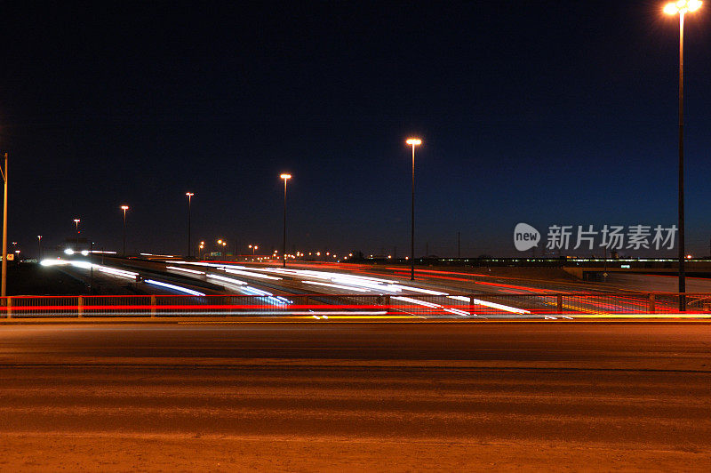 多伦多401号高速公路夜间交通状况