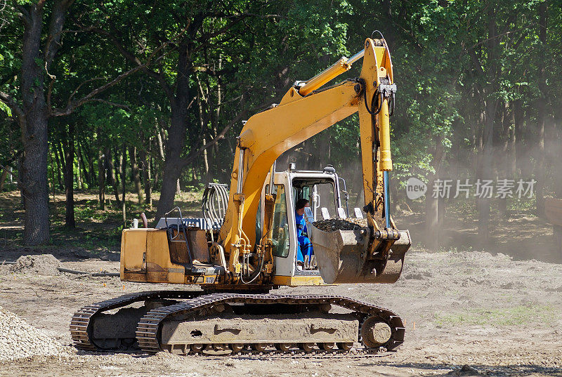 森林里的挖掘机