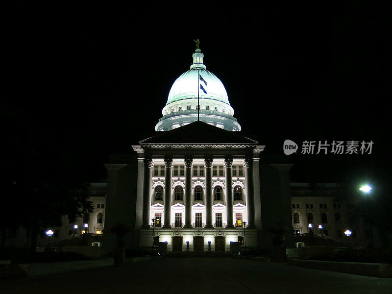 照亮麦迪逊国会大厦的夜晚，威斯康辛州