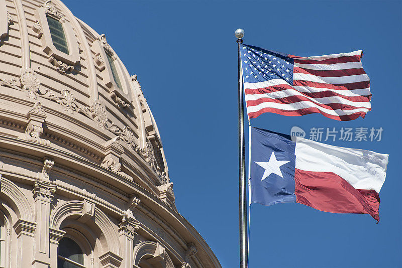 德克萨斯州国会大厦圆顶和旗帜