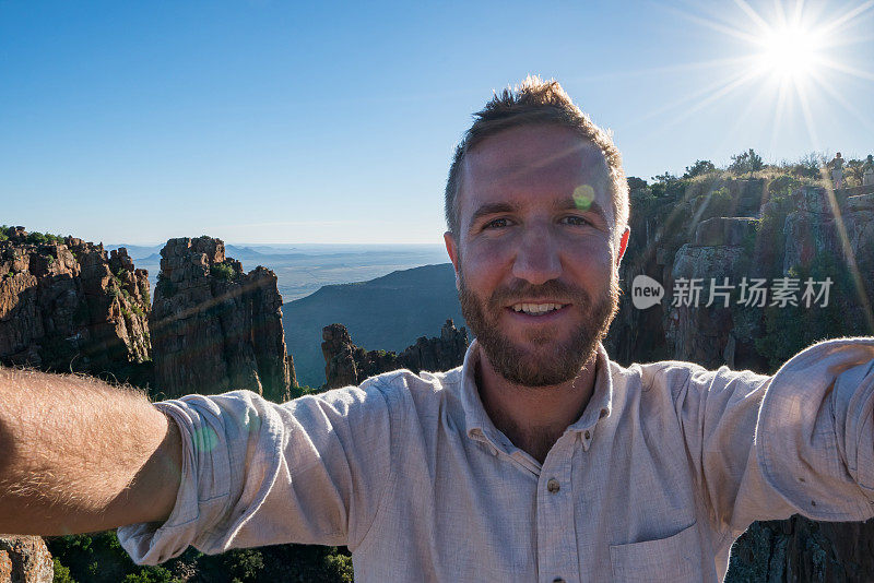 年轻人在山景自拍