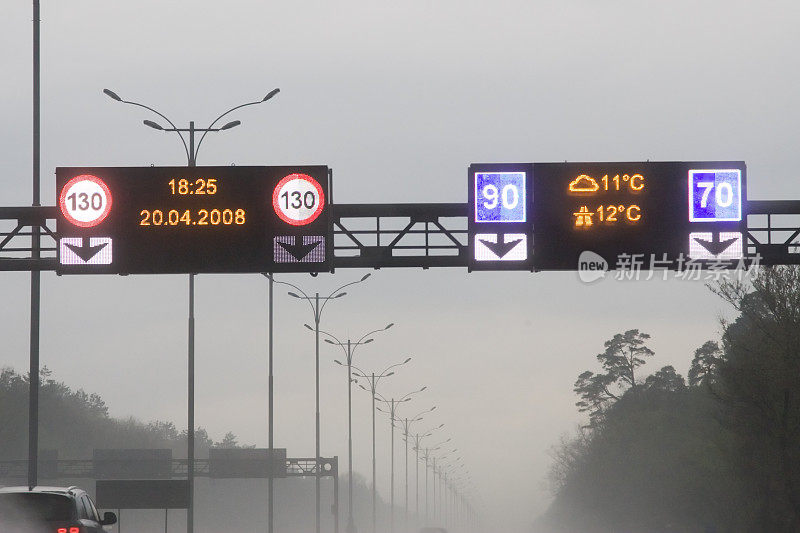 下雨的路上