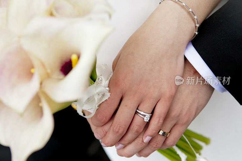 结婚戒指和花束。