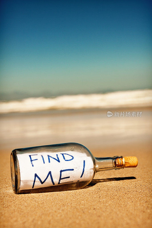 找到我!在荒芜的海滩上，瓶子里写着疯狂的信息