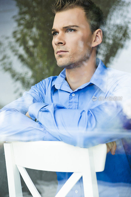 中年男人一边思考一边看着窗外