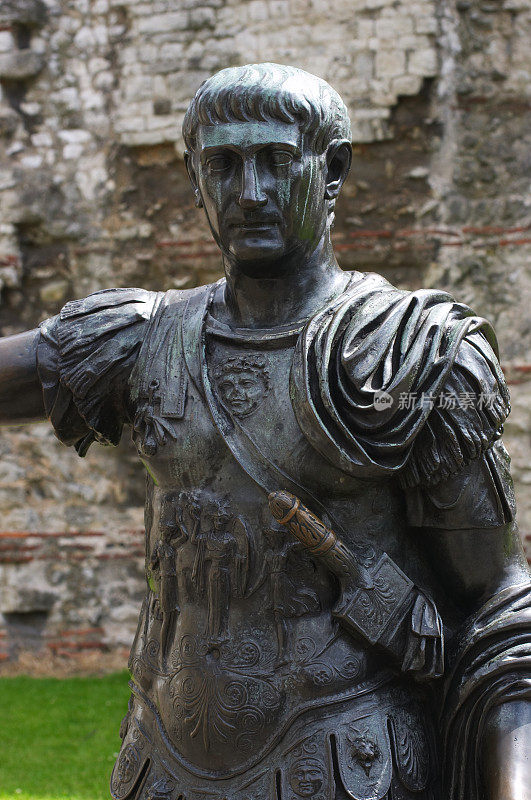 伦敦长城上佩剑的罗马皇帝