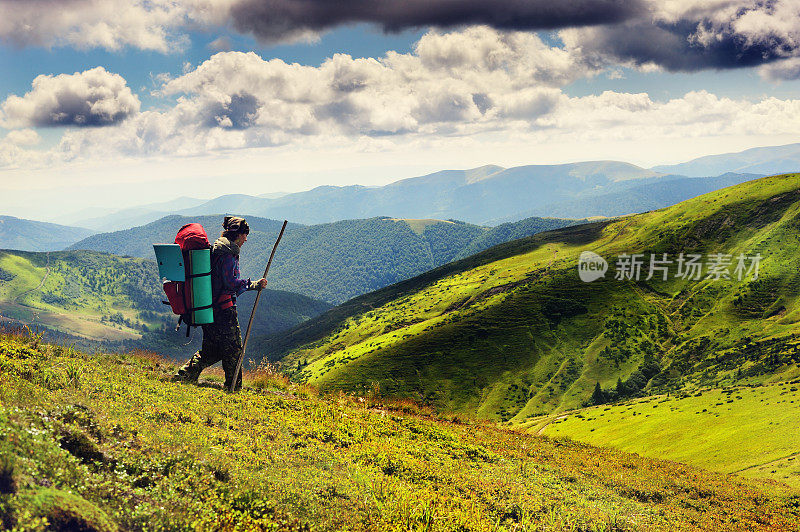 在山里远足