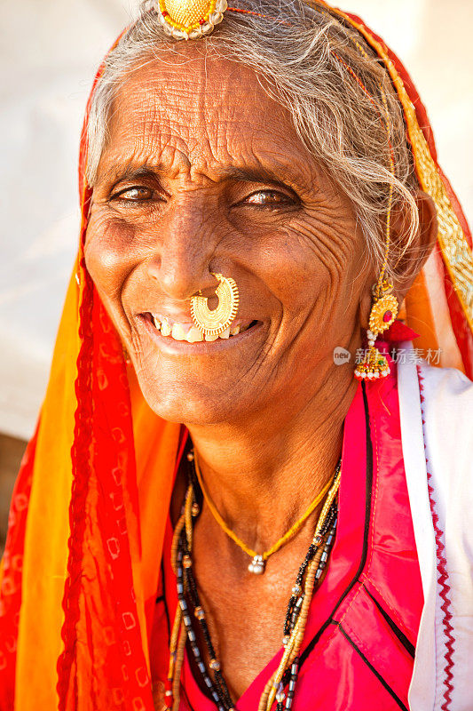 快乐的印度老妇人