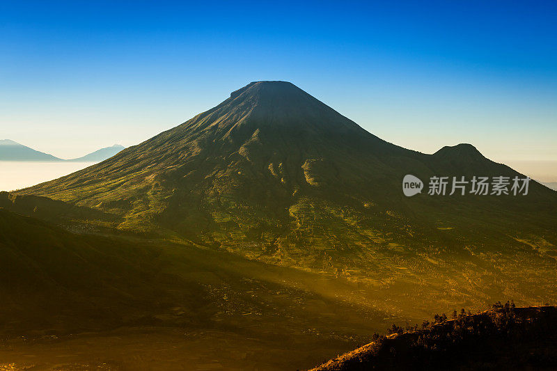 印尼爪哇日出时的火山顶峰