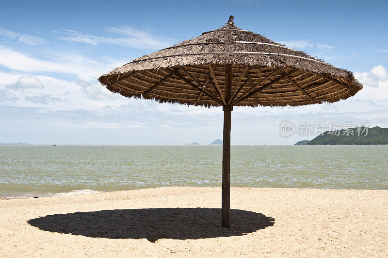 越南芽庄热带海滩上的阳伞