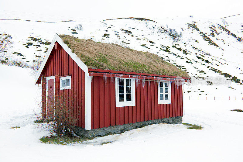 挪威罗浮敦冬季景观中典型的红色木棚