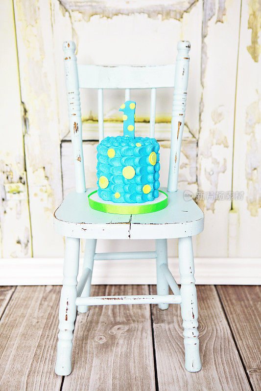 木椅上的第一个生日蛋糕