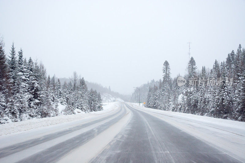 暴风雪的高速公路