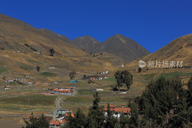 高山和深蓝色的天空