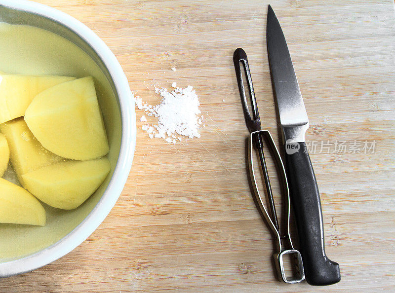 准备土豆:去皮的生土豆，白炖锅，小刀，削皮器，盐