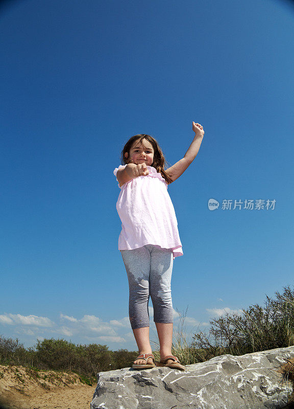 可爱的7岁女孩在海滩