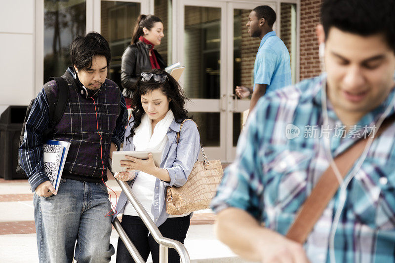 教育:不同群体的大学生在课前交谈、学习。