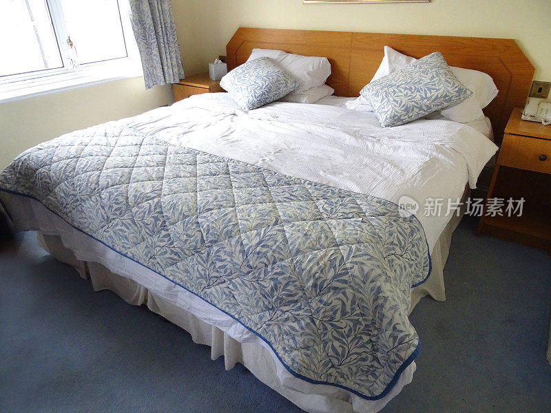 特大双人床，床罩，靠垫，木制床头板