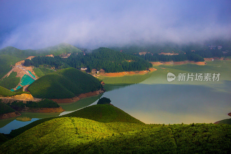 黎明时分的天湖