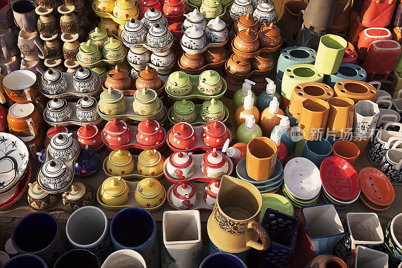 陶器，杯子和杯子陈列在商店出售