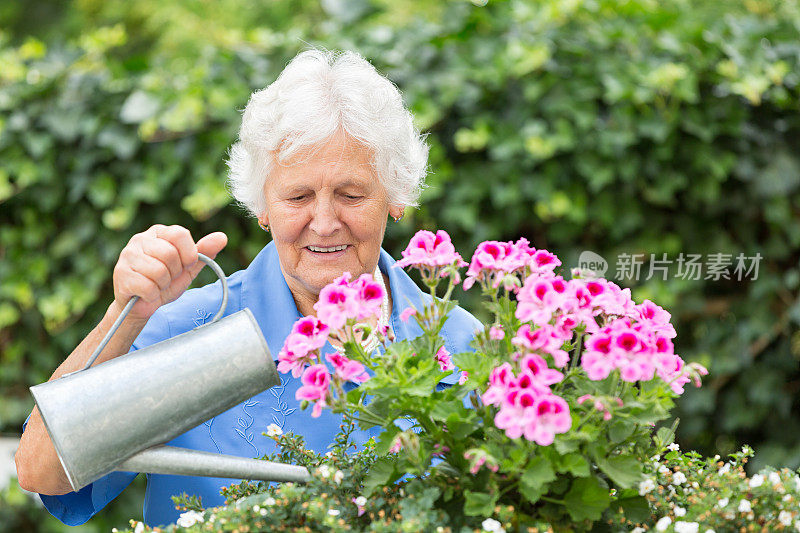 年长女性浇花