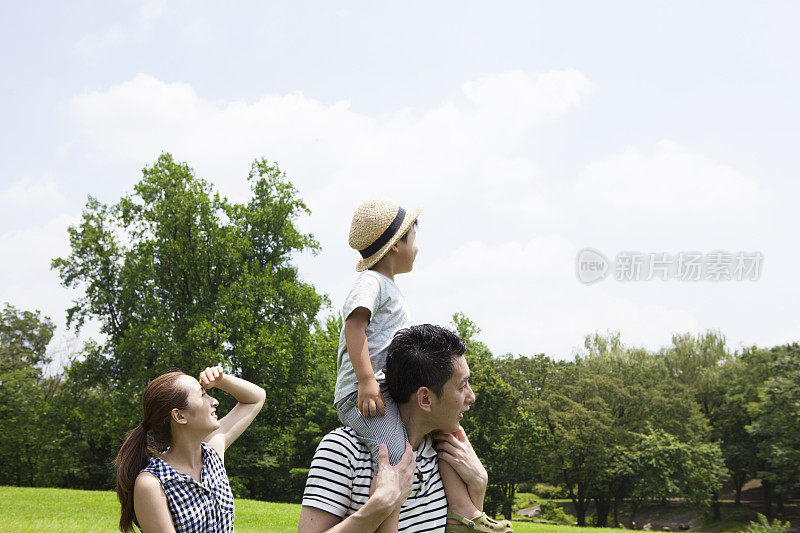 一家人在散步时仰望天空