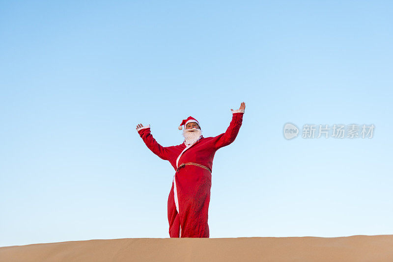 沙漠中的圣诞老人