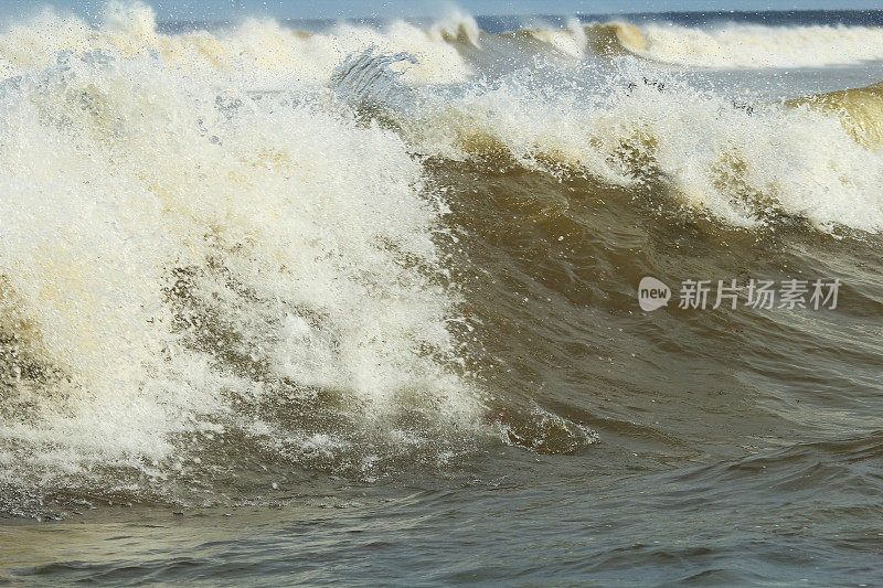 海滩上的大浪