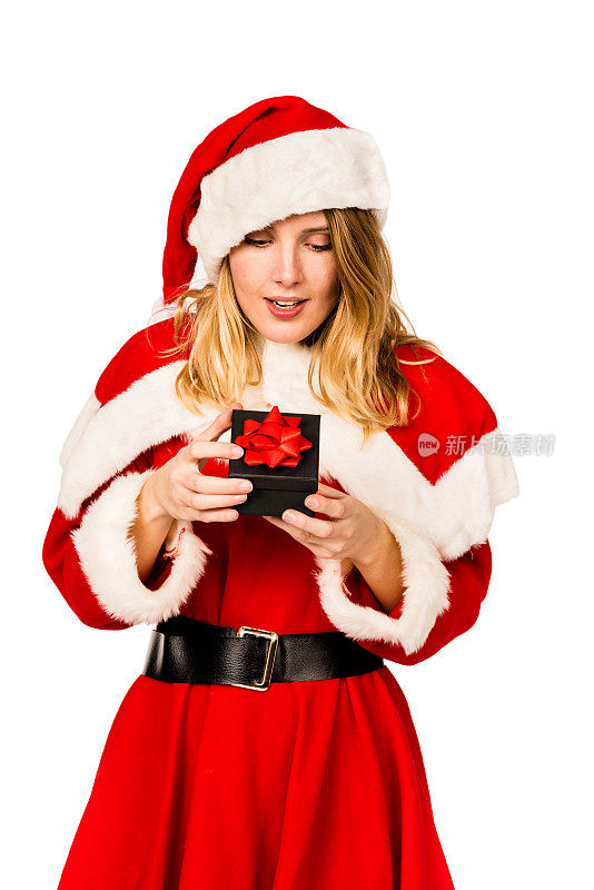 穿着圣诞老人服装拿着礼物的女人