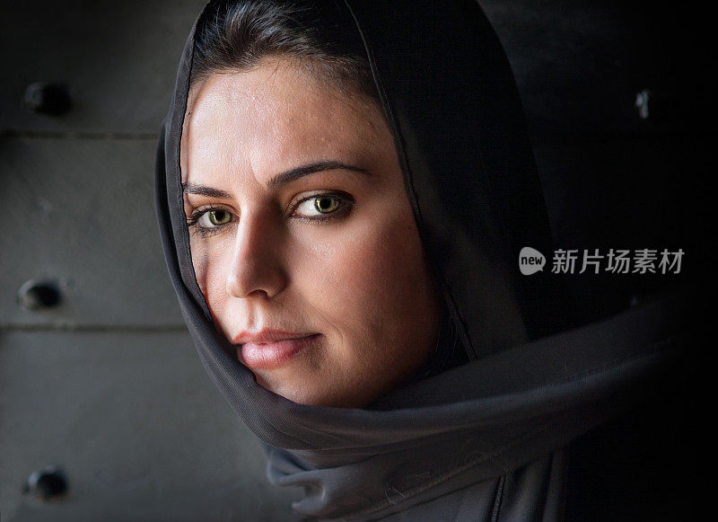 一个美丽的穆斯林妇女的肖像与黑色头巾