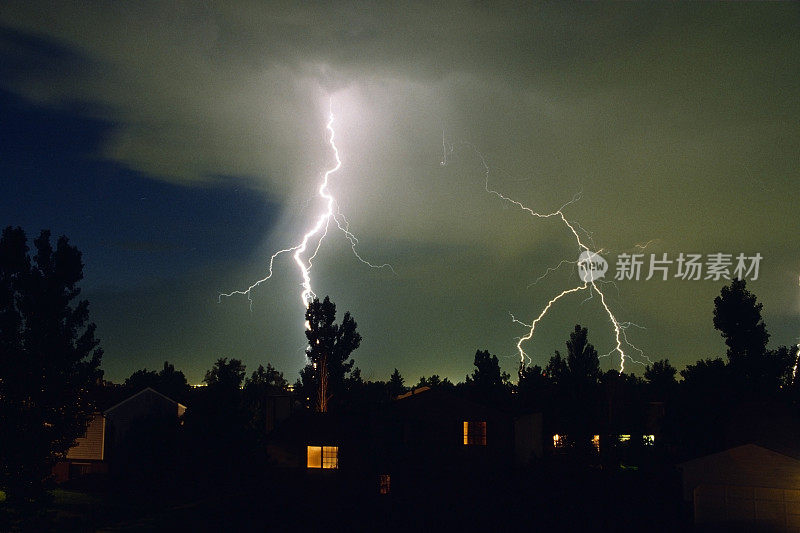 闪电击中了科罗拉多州丹佛市附近居民的窗户