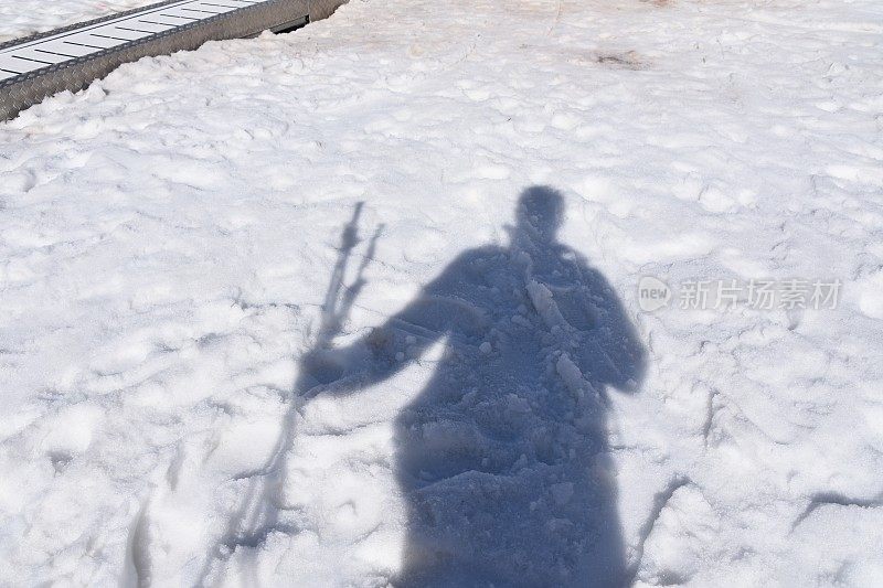 雪滑雪的影子