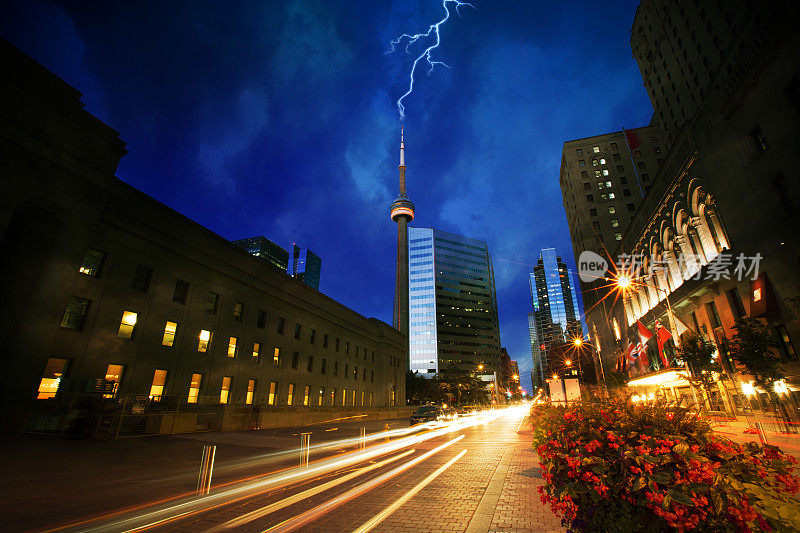 多伦多的加拿大国家电视塔被闪电击中