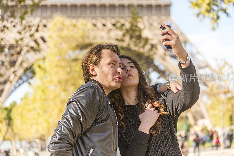巴黎埃菲尔铁塔自拍与浪漫的年轻夫妇