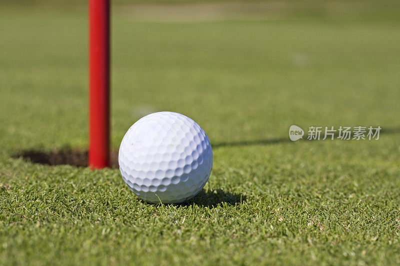 高尔夫球非常接近洞。
