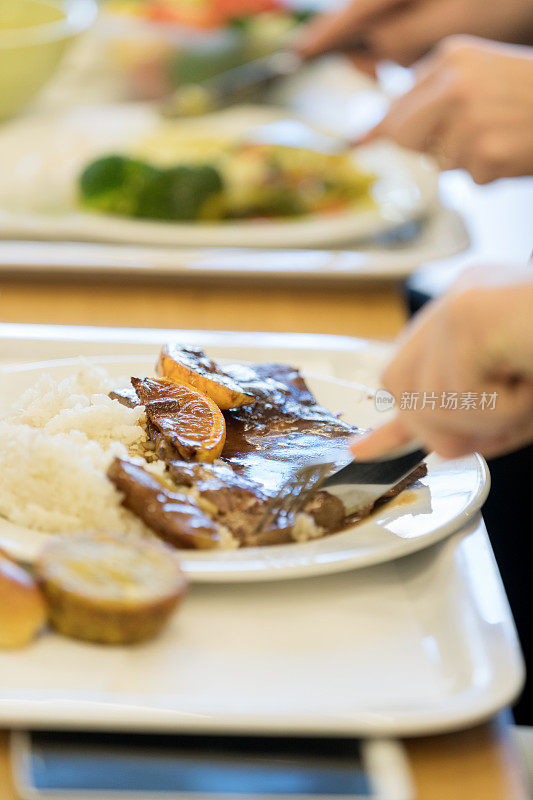 在食堂吃午饭