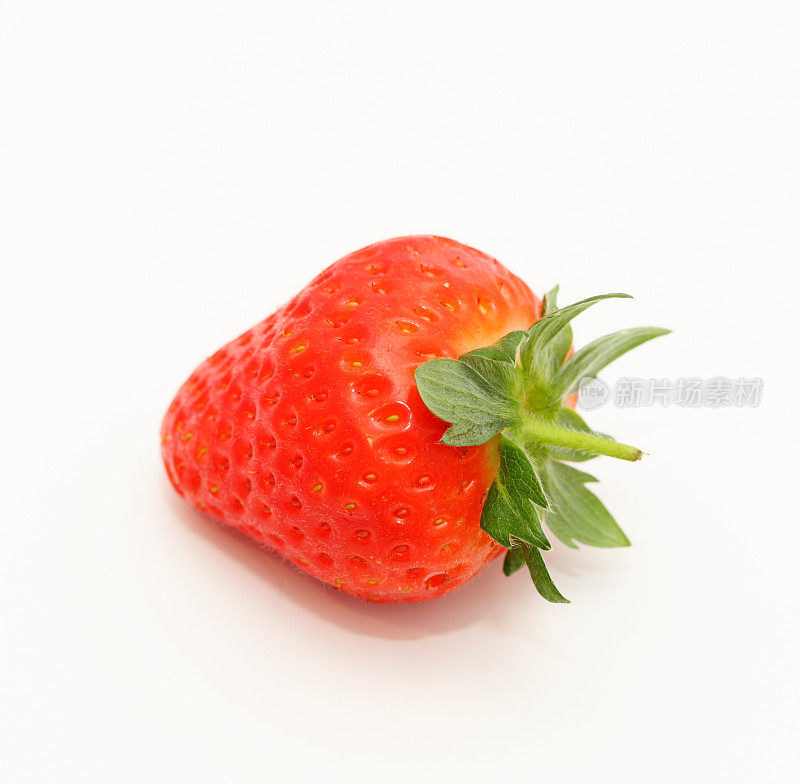 单个草莓孤立在白色上