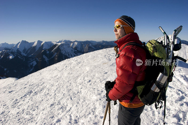 穿雪鞋旅行的女人