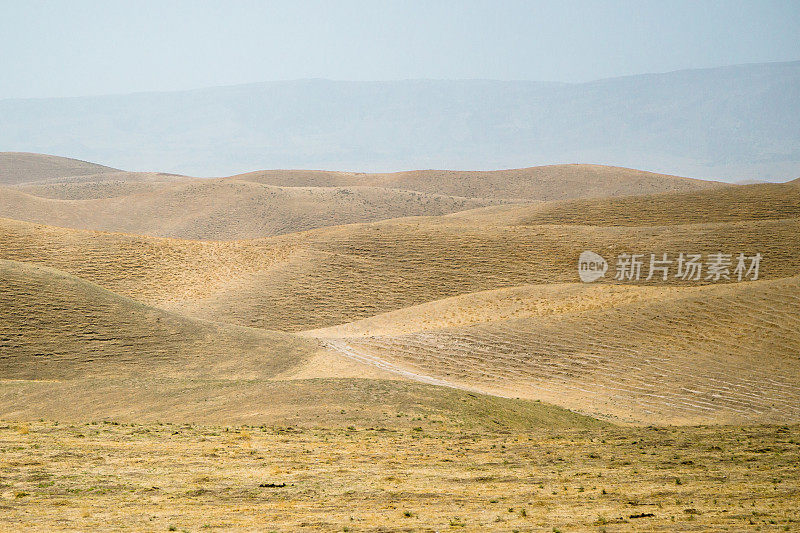 穿越塔吉克斯坦沙漠的道路