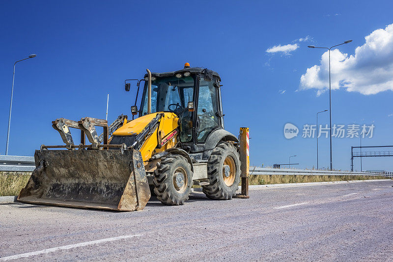 在一条新公路建设中的推土机