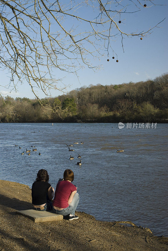 查塔胡奇河岸边的两个女孩