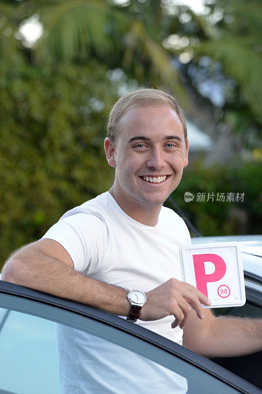 年轻的澳大利亚男性少年初学者司机持有一个P牌照