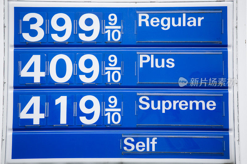 蓝色汽油价格标志显示昂贵的汽油价格的特写。
