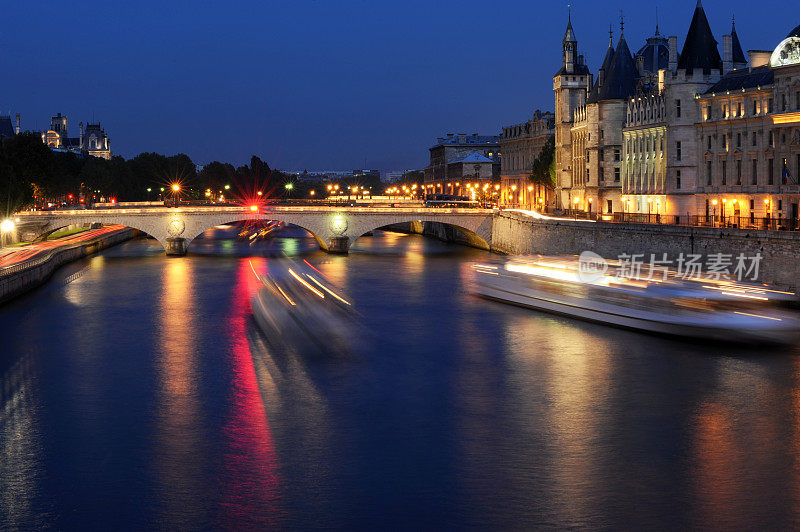 法国巴黎塞纳河上的游船