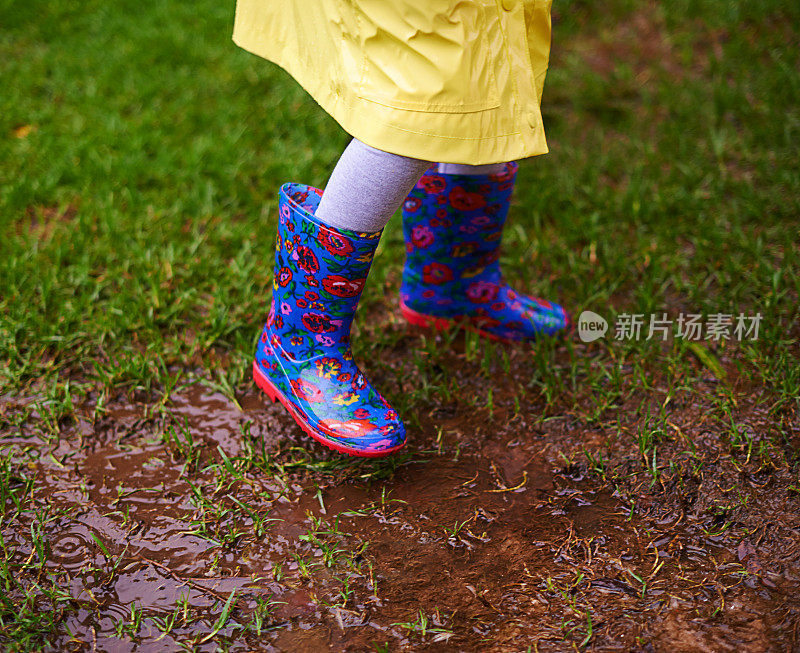 在雨中快乐的跳跃