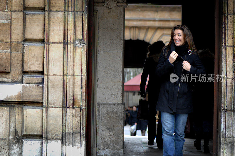 快乐的法国女人在门口巴黎法国